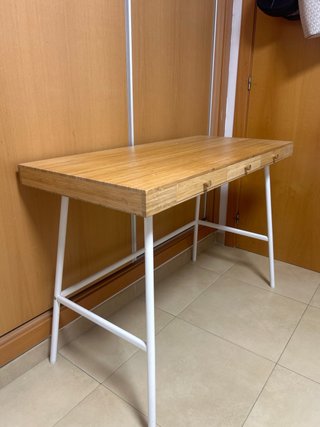 Escritorio de bambú con patas metálicas