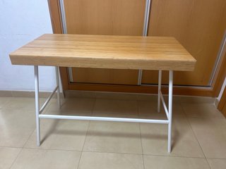 Escritorio de bambú con patas metálicas