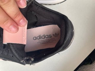 Zapatillas Adidas Negras y Rosas
