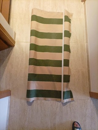 Toldo de tela beige y verde