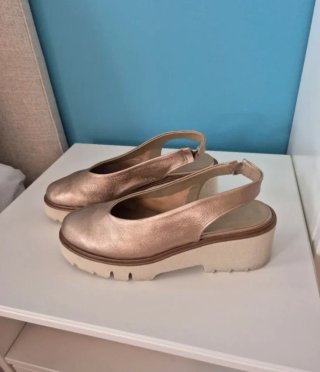 Zapatos dorados Latouche Solo 1 uso. Talla 39