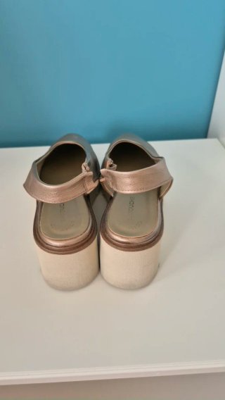 Zapatos dorados Latouche Solo 1 uso. Talla 39