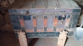 Baúl antiguo de madera y metal