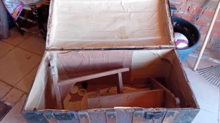 Baúl antiguo de madera y metal