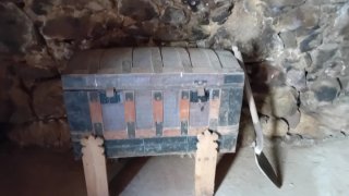 Baúl antiguo de madera y metal