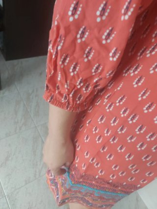 Vestido de verano estampado  y regalo de otro.