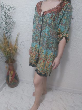 Vestido de verano estampado  y regalo de otro.