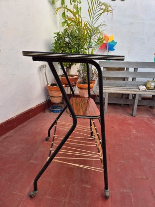 Mesa auxiliar vintage con revistero