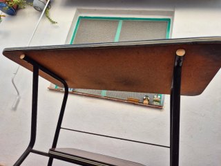 Mesa auxiliar vintage con revistero