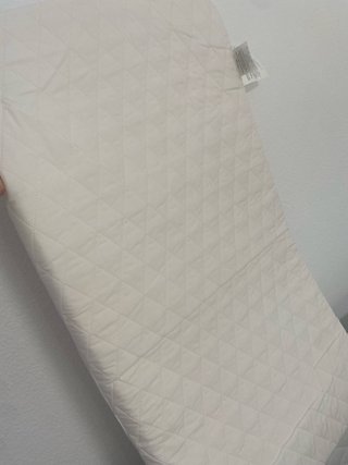 Minicuna gris con estampado de nubes
