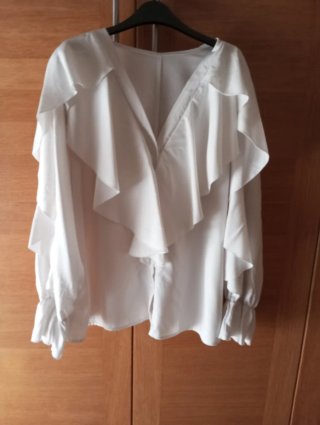 Blusa blanca con volantes