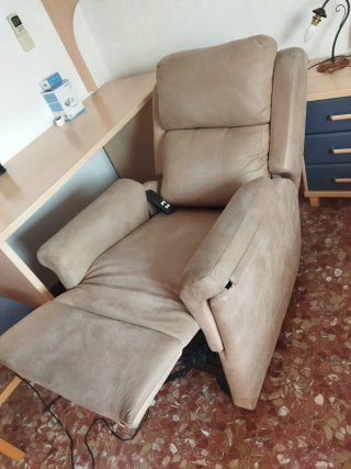 Sillón eléctrico con ruedas beige