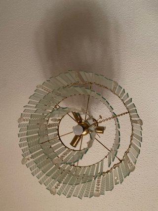 Lámpara de techo dorada y cristal