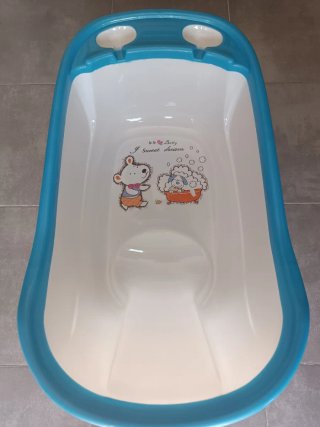 Bañera para bebé azul y blanca