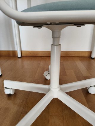 Mesa escritorio LINNMON y silla