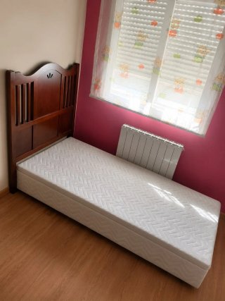 Cama, canapé abatible, mesita, armario 3 puertas