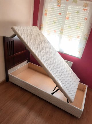 Cama, canapé abatible, mesita, armario 3 puertas