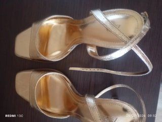 Sandalias Zara Talla 39 Doradas
