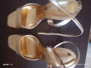 Sandalias Zara Talla 39 Doradas