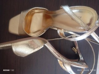 Sandalias Zara Talla 39 Doradas