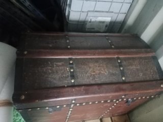 Baúl antiguo de cuero y madera, negociable,