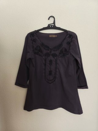 Camiseta gris con manga tres cuartos