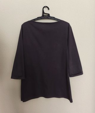 Camiseta gris con manga tres cuartos