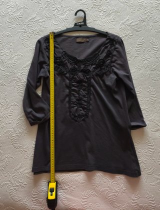 Camiseta gris con manga tres cuartos