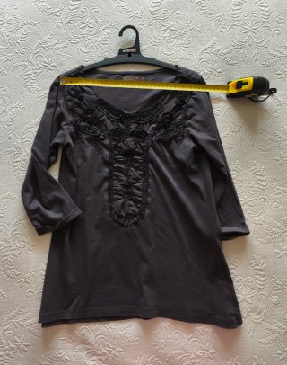 Camiseta gris con manga tres cuartos