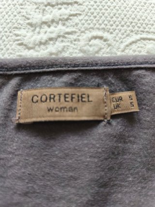 Camiseta gris con manga tres cuartos