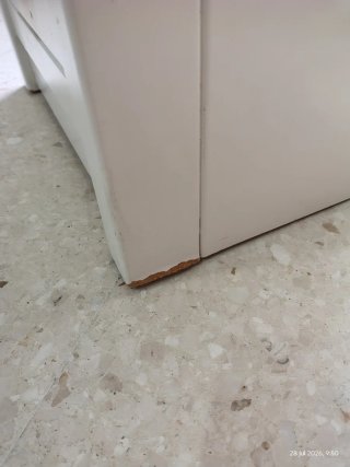 Mesita de noche de madera blanca