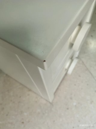 Mesita de noche de madera blanca