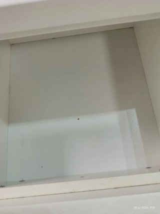 Mesita de noche de madera blanca