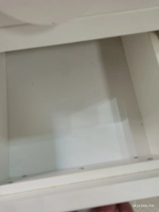 Mesita de noche de madera blanca