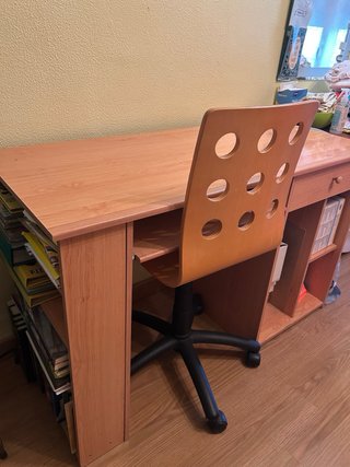 Escritorio madera claro con cajón y estanterías