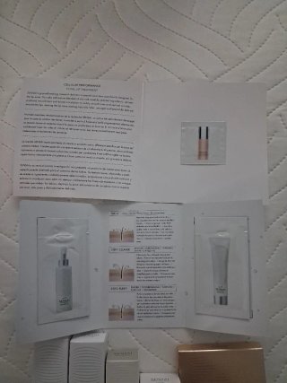 Neceser Sensai Blanco y Dorado + Muestras