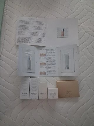 Neceser Sensai Blanco y Dorado + Muestras