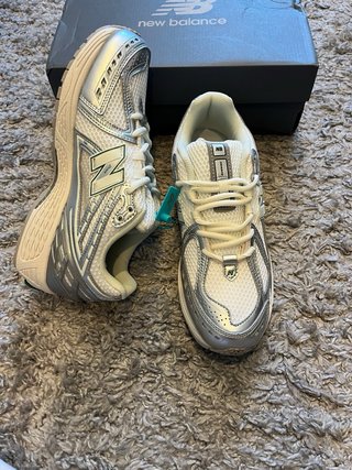 New Balance 1906R Plata y Blanco