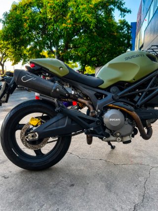 Moto ducati monster 696