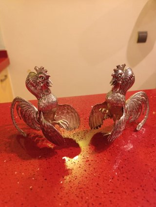 Pareja de Gallos de Acero