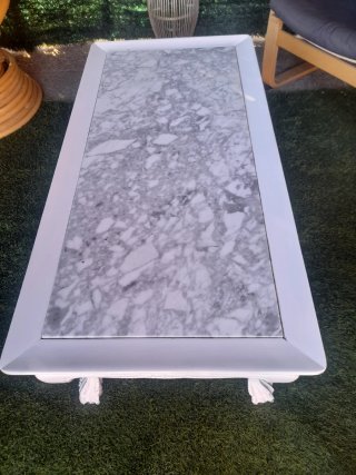 Mesa de centro de mármol y madera