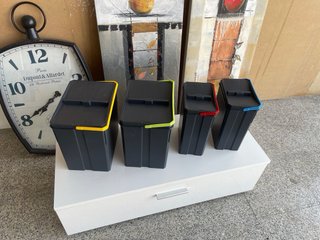 Cubos de basura negros con borde de color