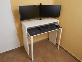 Escritorio blanco compacto + 2 monitores