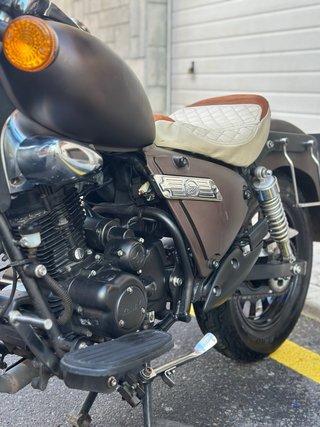 Keeway Superlight 125 - Moto Cruiser Marrón