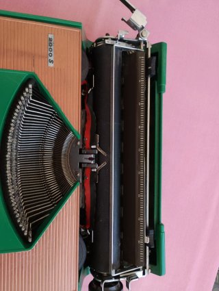 Máquina de escribir vintage verde y cobre