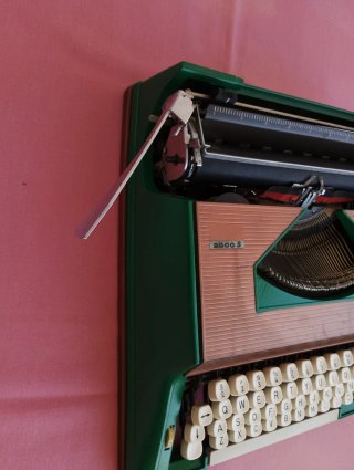 Máquina de escribir vintage verde y cobre