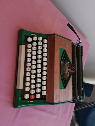 Máquina de escribir vintage verde y cobre