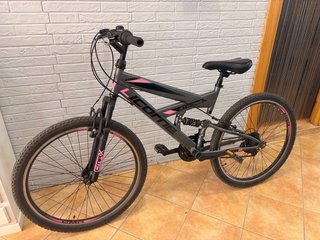 Bicicleta Montaña Negra y Rosa