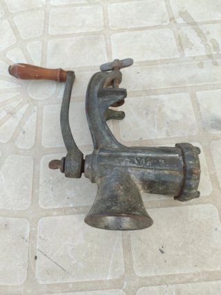 Picadora de carne antigua