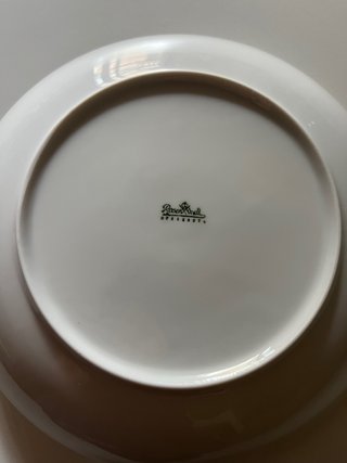 Piatto porcellana rosa e foglie verdi
